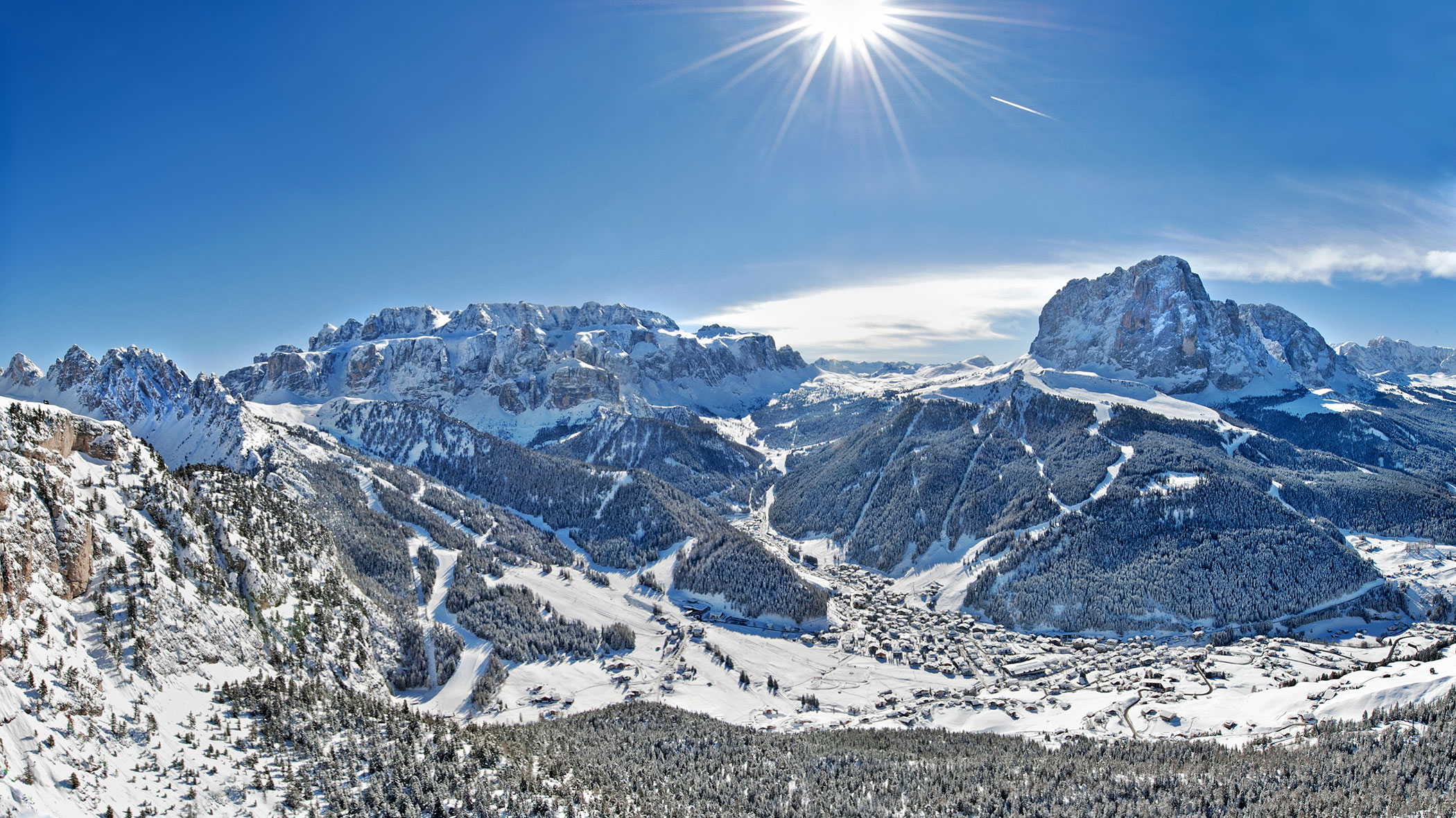 <p class="t2 ski">Hotel direkt an der Piste</p><p>Die Talstationen Col Raiser & der Gardena Ronda Express befinden sich nur zirka 300 m vom Hotel entfernt, mit direkter Anbindung zur Sellaronda: Ein Paradies für Wintersportler!</p>