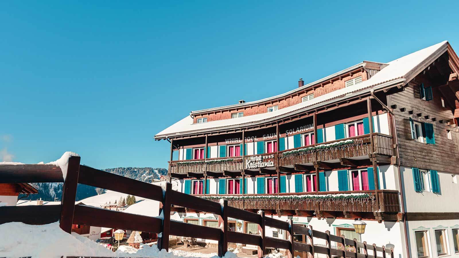 <p class="t2">Top-Ausgangslage:</p><p>Ideal für alle Aktivitäten, Dorfzentrum von St. Christina in unmittelbarer Nähe, aber trotzdem ruhige Lage!</p>Genuss pur auf hohem Niveau!</p>