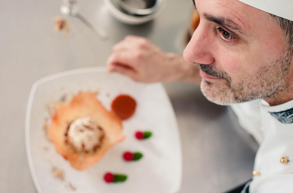 <span class="t2">Kulinarik</span>
Typische Hausmannskost, alte Rezepte neu belebt, internationale Leckereien und italienische Spezialitäten – herzhaft und leicht, den kulinarischen Genuss auf hohem Niveau im Hotel Kristiania in Wolkenstein in Gröden müssen Sie erlebt haben …<br/>
<a class="button nd" href="/glutenfreier-urlaub-in-suedtirol/">Mehr dazu</a>